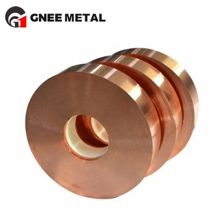 Koperen dakstrip. Het heeft natuurlijke adel